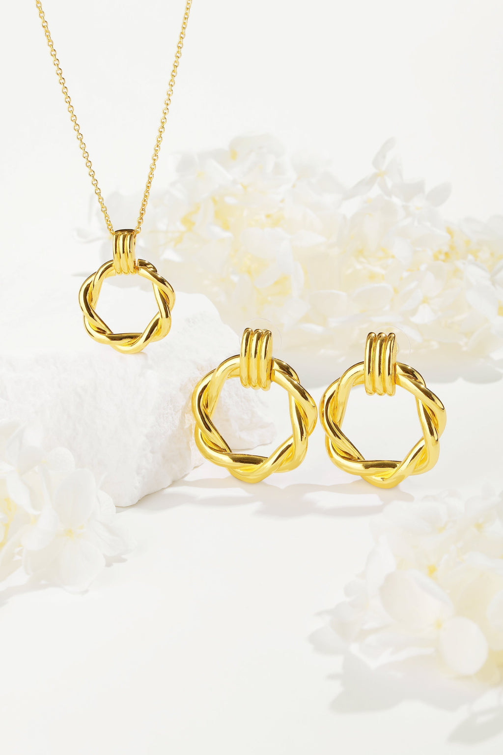Auréa Twisted Gold Pendant Necklace